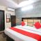 Hotel Westend Holiday Home 5 mint from Nizamuddin Railway Station