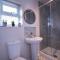 Saltbox Properties- LARGE!! 3 bed, 3 bath house, parking, fast wifi, town centre location! sleeps 6 - 阿什比德拉祖什