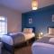 Saltbox Properties- LARGE!! 3 bed, 3 bath house, parking, fast wifi, town centre location! sleeps 6 - 阿什比德拉祖什