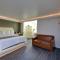 Romantic Inn & Suites