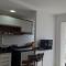 Apt com dois quartos, novo, centro de Guarapari! Varanda gourmet com vista mar, churrasqueira, Smart TV, Wi-Fi 200 MB, Lavadora de roupas e Garagem privativa