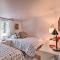 Renovated Cottage with Fire Pit in Munds Park!