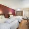 Super 8 by Wyndham Deerfield - Northbrook