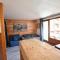 LEnchalpe, Grand et lumineux studio avec coin montagne 5 personnes, 60m des pistes, PISCINE COUVERTE, WIFI, grand balcon expo EST, DRAPS NON COMPRIS