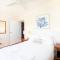 BEST OCEAN VIEWS ON STRADDIE + SUNSET DECK