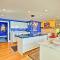 Vibrant Sterling Lakefront Lodge with Kayaks