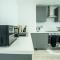 Modern Luxe 1 & 2 Bed Apts near Granby Plaza by Sojo Stay