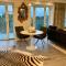 Penthouse mit Kamin, Dachterrasse, Meerblick, Gasgrill, Klimaanlage, Luxus-Design-Apartment, 2 Minuten zum Strand