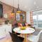 Movie Jacuzzi Apartment at the Main Station by Noclegi Renters