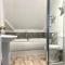 Regal Retreat Modern 2 bed apartment 400m from sea