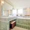 Beautiful American style villa with heated Pool and Jacuzzi