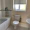 Cheerful 3 bedroom home close to beach and High St