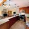 O8 Renovated Forest Cottage Townhome with great Mt Washington views fast wifi Walk to skiing - Carroll