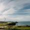 Sunset Waves Sea view apartment featuring panoramic views & parking - 纽基