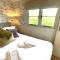 Luxury Shepherds Hut with Superb Views & Fire Pit & walking distance to a superb Gastro Pub - Lamerton