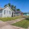 Lake Charles Cottage with Fireplace and Yard! - Лейк-Чарлз