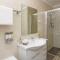 Kickenback Lodge - 3BR Lodge l Gym l Indoor Pool l Tennis l WiFi l Air-Con