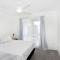 Luxurious Waterfront North Facing 5 bedroom House with pool, pontoon and Deep Water Access near Mooloolaba - Mooloolaba