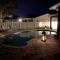 Tropical Luxury Escape Heated Pool Pets OK IMG short Drive to Gulf Beaches - Брейдентон