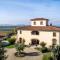 Immersed in a wide Italian-style meadow with a breathtaking view on the countrys