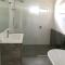 Sunnyside Retreat - Holiday Home - Walk to Nobbys or Flynns Beach , enjoy the sound of waves and birds
