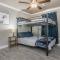 Beautifully Decorated New Home, King Bed, Washer/Dryer & Fully Stocked Kitchen