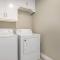 Beautifully Decorated New Home, King Bed, Washer/Dryer & Fully Stocked Kitchen