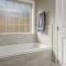 Beautifully Decorated New Home, King Bed, Washer/Dryer & Fully Stocked Kitchen