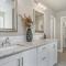 Beautifully Decorated New Home, King Bed, Washer/Dryer & Fully Stocked Kitchen