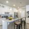 Beautifully Decorated New Home, King Bed, Washer/Dryer & Fully Stocked Kitchen