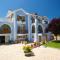 Nikos Studios and Apartments