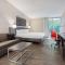 Ramada by Wyndham Hartford North - Bradley Airport