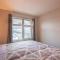 Top Floor Condo - 2BR & AC with Mountain Views