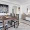 LCR4- Large 3 bed apt close to beaches - مربلة