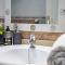 LCR4- Large 3 bed apt close to beaches - مربلة
