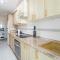 LCR4- Large 3 bed apt close to beaches - مربلة