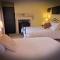 Cotswolds Valleys Accommodation - Medieval Hall - Exclusive use character three bedroom holiday apartment - Страуд