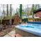 City Hideaway - Hot Tub, Fireplace, Grill