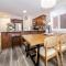 Bali Style Home - King Bed - Fireplace - Jacuzzi - Fast Wi-Fi - Free Netflix & Garage Parking