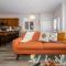 Bali Style Home - King Bed - Fireplace - Jacuzzi - Fast Wi-Fi - Free Netflix & Garage Parking