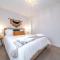 Bali Style Home - King Bed - Fireplace - Jacuzzi - Fast Wi-Fi - Free Netflix & Garage Parking