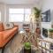 Bali Style Home - King Bed - Fireplace - Jacuzzi - Fast Wi-Fi - Free Netflix & Garage Parking