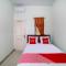 Super OYO 90773 Shine Guest House Syariah - Tebingtinggi