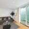 Skyvillion - Station Road Apartment with Balcony & Parking - New Barnet