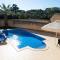 Centre Island Holiday Home with private pool and hot tub - Kerċem