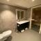 Hytte nær vannet, jacuzzi og sauna