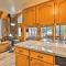 1 Mi to Lake Secluded Cabin with Deck in Munds Park