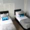Portobello House - Four Bedroom House perfect for CONTRACTORS - Sleeps 6 - FREE parking - Wolverhampton