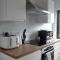 Portobello House - Four Bedroom House perfect for CONTRACTORS - Sleeps 6 - FREE parking - Wolverhampton