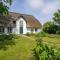 Bild The stylishly restored and thatched holiday home is located on a